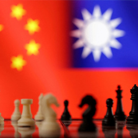 Una ilustración que muestra unas figuras de ajedrez frente a las banderas de China y de Taiwán. REUTERS/Dado Ruvic/Illustration