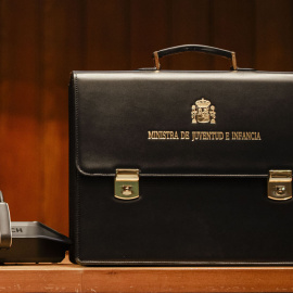 La cartera del nuevo Ministerio de Infancia y Juventud, en el acto de toma de posesión de su responsable, Sira Rego. EUROPA PRESS