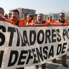 Foto de archivo de una protesta de estibadores en el puerto de Pasaia. / EFE