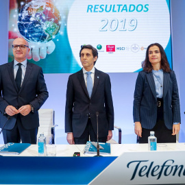 El presidente del grupo Telefónica, José María Álvarez-Pallete (c), acompañado del consejero delegado, Ángel Vila y Laura Abasolo, directora general de Finanzas y Control, momentos antes de la rueda de prensa para presentar los resultados de 2019.. 