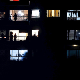 23/03/2020.- Personas en los balcones durante la cuarentena por la emergencia de la covid-19 en Argentina. / EFE - JUAN IGNACIO RONCORONI
