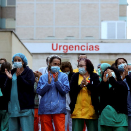 El personal sanitario del madrileño hospital Gregorio Marañón aplaude a la Policía Municipal apoyando su labor, hoy martes en el decimoséptimo día del estado de alarma por la pandemia del coronavirus. EFE/Kiko Huesca.