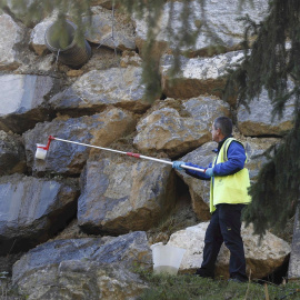 20/02/2020.-Un trabajador del URA, Agencia Vasca del Agua, toma muestras donde se produjo el derrumbamiento del vertedero de Zaldibar. EFE/Luis Tejido.