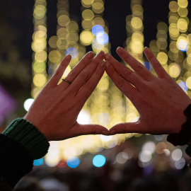 Unas manos forman el símbolo feminista, durante una manifestación por el 25N en Barcelona. EUROPA PRESS/Lorena Sopêna