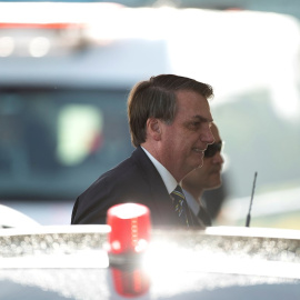 El presidente de Brasil, Jair Bolsonaro, sale del Palacio do Alvorada, en la ciudad de Brasilia (Brasil). EFE/Joédson Alves