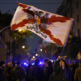 Bandera de los tercios, en las manifestaciones de Ferraz.