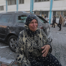 Una mujer llora después de un ataque aéreo israelí cerca de una escuela perteneciente al Organismo de Obras Públicas y Socorro de las Naciones Unidas para los Refugiados de Palestina (OOPS) en Khan Yunis, al sur de la Franja de Gaza. Foto: Mohammed Ta
