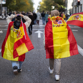  Dos asistentes a un acto del PP contra la amnistía se dirigen a Ferraz, a 3 de diciembre de 2023. Alejandro Martínez Vélez / Europa Press