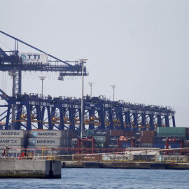 Las grúas del puerto de Algeciras (Cádiz) totalmente paradas durante la primera jornada de huelga de las ocho convocadas por los sindicatos de estibadores que se desarrolla sin incidentes de importancia, con el cumplimiento -salvo excepciones- de los se