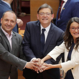 13/06/2019.- El president de la Generalitat, Ximo Puig, la vicepresidenta en funciones, Mónica Oltra, y el portavoz de Unides Podem-EU en Les Corts, Rubén Dalmau (i), al finalizar el pleno de investidura donde ha sido reelegido para el cargo con el apoy