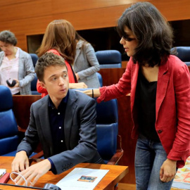 Los candidatos a la presidencia de la Comunidad de Madrid Iñigo Errejón de MásMadrid y de Unidas Podemos Isa Serra, durante el pleno de constitución de la XI legislatura de la Asamblea de Madrid, que ha arrancado con un pacto entre PP, Ciudadanos y Vo
