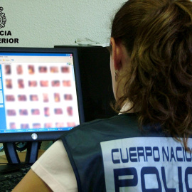 Imagen de archivo de una agente de policía investigando caso de pornografía infantil |  Policía Nacional