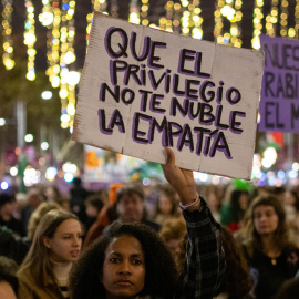Una de las mujeres participantes en la manifestación por el 25N en Barcelona. EUROPA PRESS/Lorena Sopêna