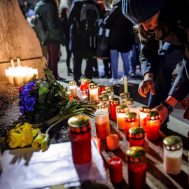 20/02 / 2020.- La gente coloca velas y flores en el Unity Memorial mientras la gente asiste a una vigilia después del ataque terrorista de Hanau. EFE / MAXIMILIAN VON LACHNER