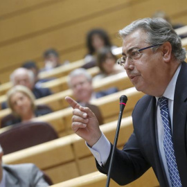 Zoido, durante su intervención en la sesión del control al Gobierno en el Senado. EFE/Javier Lizón