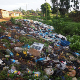 Basura acumulada en Njombe, un pueblo de suroeste de Tanzania, África./ Cedida