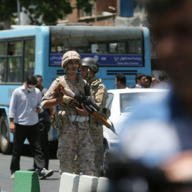 Miembros de las fuerzas de seguridad de Irán hacen guardia durante el ataque al Parlamento en Teherán. / REUTERS