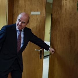 - El ministro de Economía, Luis de Guindos, tras las declaraciones realizadas a los medios sobre el proceso de resolución y venta del Banco Popular al Banco Santander y del informe semestral de perspectivas de la OCDE. EFE/Emilio Naranjo