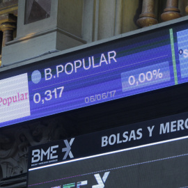 Panel informativo de la Bolsa de Madrid, con la última cotización del Banco Popular antes de su compra por el Banco Santander EFE/César Cabrera