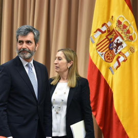 El presidente del Tribunal Supremo y del Consejo General del Poder Judicial, Carlos Lesmes, junto a la presidenta del Congreso, Ana Pastor , momentos antes de su comparecencia ante la Comisión de Justicia del Congreso de los Diputados para informar del e