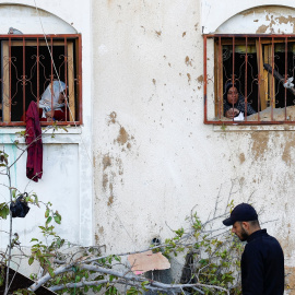 Varias mujeres palestinas miran desde una casa dañada en un bombardeo israelí, en Rafah, en el sur de la Franja de Gaza. REUTERS/Mohammed Salem