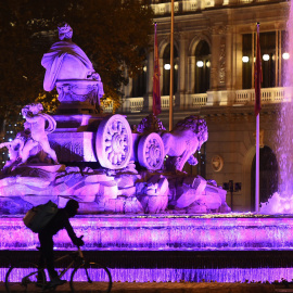 La fuente de Cibeles iluminada esta tarde de color morado con motivo del Día Internacional de la Eliminación de la Violencia contra la Mujer. EFE/Fernando Villar
