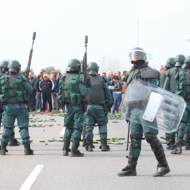 La Guardia Civil vigila a los agricultores que cortan la A-7 el 18/02/20 como protesta por la situación del campo español./ Rafael González (Europa Press)