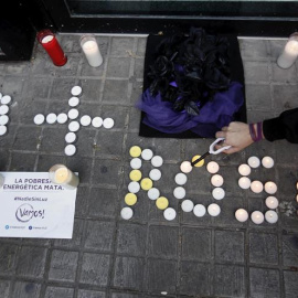 Homenaje a Rosa, la anciana de 81 años fallecida en Reus, durante la concentración en la sede de Gas Natural Fenosa en Valencia / EFE