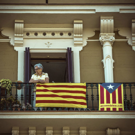 Una mujer en un balcón en Barcelona, durante la Diada de 2020. FOTO: Matthias Oesterle/ZUMA Wire/dpa