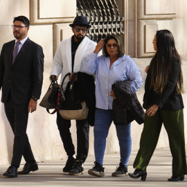 La madre y el hermano de Dani Alves en el centro de la foto del juicio en la Audiencia de Barcelona. EFE/Enric Fontcuberta