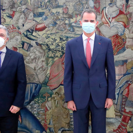 El rey Felipe VI con el ministro de Asuntos Exteriores uruguayo, Francisco Bustillos. / EFE- José Jiménez