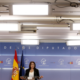 La portavoz del PSOE en el Congreso, Adriana Lastra, durante la rueda de prensa tras la reunión mantenida con el portavoz de ERC, Gabríel Rufián. EFE/Javier Lizón
