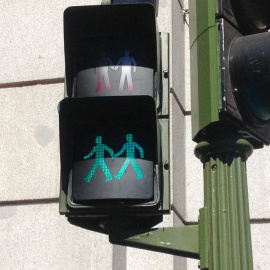 Uno de los semáforos con parejas LGTBI instalados. TWITTER DE AHORA MADRID