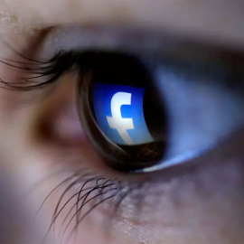 Reflejo del logo de Facebook en un ojo. REUTERS/DADO RUVIC/