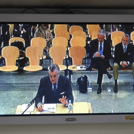 Imagen del monitor instalado en la sala de prensa de la Audiencia Nacional de la declaración del extesorero del PP Luis Bárcenas en juicio del caso Gürtel. EFE/Emilio Naranjo