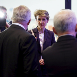 La ministra de Justicia suiza, Simonetta Sommaruga, a su llegada a la rueda de prensa para comentar el resultado del referendum sobre la propuesta xenófoba para deportar a los extranjeros con delitos menores. REUTERS/Ruben Sprich