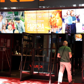 Sala dels cinemes Verdi el primer dia d'activitat després de la decisió del TSJC per reobrir. MAR VILA / ACN