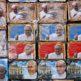 La efigie del Papa Francisco, en varios imanes a la venta en una tienda de recuerdos cerca del Vaticano.  REUTERS/Remo Casilli