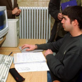 Un joven trabajador frente a un ordenador en Pamplona.
