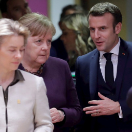 La presidenta de la Comisión Europea, Úrsula von der Leyen (i), la canciller alemana, Angela Merkel, y el presidente francés, Emmanuel Macron, conversan durante un encuentro del Consejo Europeo en Bruselas./ OLIVIER HOSLET (EFE)