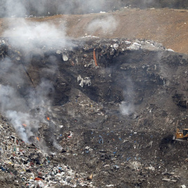 Una máquina intenta acceder al foco de fuego, donde este viernes el Gobierno Vasco ha decidido reactivar las medidas preventivas de no ventilar las casas y de no hacer deporte al aire libre en el barrio de San Lorenzo de Ermua (Bizkaia), el más próximo