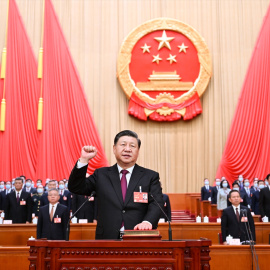  Xi Jinping, recién elegido presidente de la República Popular China (RPC) y presidente de la Comisión Militar Central de la República Popular China, hace un juramento público de lealtad a la Constitución en el Gran Salón del Pueblo en Beijing, cap