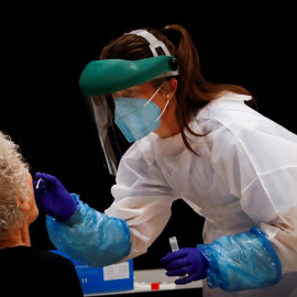 El Departamento de Salud ha comenzado este viernes a realizar pruebas PCR a clientes del bar Ramuntxo Berri de San Sebastián ante la posibilidad de que se haya producido un foco infeccioso entre quienes estuvieron en el establecimiento entre el 26 de jul