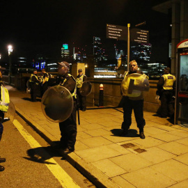 Policías británicos cerca del puente donde tuvo lugar el último atentado en Londres. REUTERS/Neil Hall