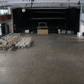 La pista de ball de la discoteca La Daurada de Vilanova i la Geltrú, buida i utilitzada com a magatzem durant el confinament. GEMMA SÁNCHEZ / ACN