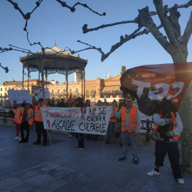 Trabajadores en una concentración contra el cierre de Fundación Nº1 en Alcalá de Henares, Madrid. / PÚBLICO
