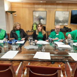 La portavoz de la PAH, Alejandra Jacinto, junto a otros miembros de la plataforma durante la reunión con el vicepresidente Pablo Iglesias.- PAH
