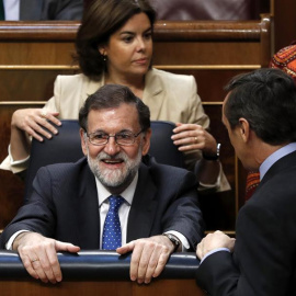 El presidente del Gobierno, Mariano Rajoy,c., el portavoz del Grupo Parlamentario Popular, Rafael Hernando,d., y la vicepresidenta del Gobierno, Soraya Saénz de Santamaría, detrás, durante la última jornada de debate y votación en el Congreso de los 