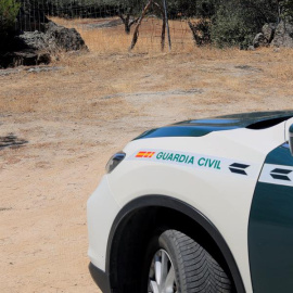 GRAF9059. CHAPINERÍA (MADRID), 05/08/2020.- Un vehículo de la Guardia Civil en el lugar donde se ha localizado el cuerpo de una mujer de 70 años descuartizado en la localidad madrileña de Chapinería. El pueblo "intenta encajar" el "macabro" suceso de
