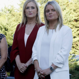 Cristina Cifuentes (c) junto a Consuelo Garrido (i) y la hija de esta, Mari Mar Blanco, hermana de Miguel Ángel Blanco, en un homenaje al concejal asesinado. (EFE)